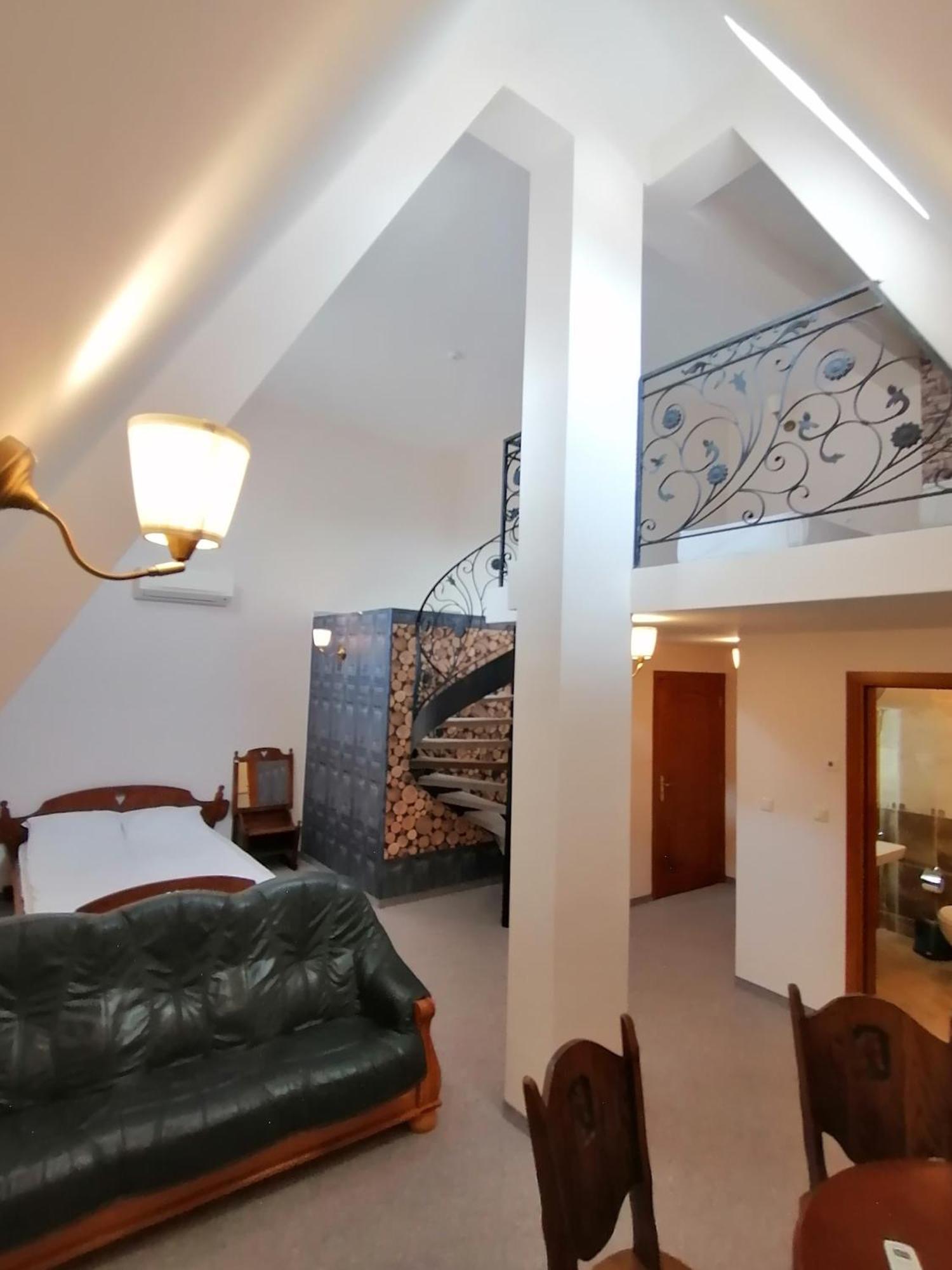 Hotel Aristokrat ออบซอร์ ภายนอก รูปภาพ