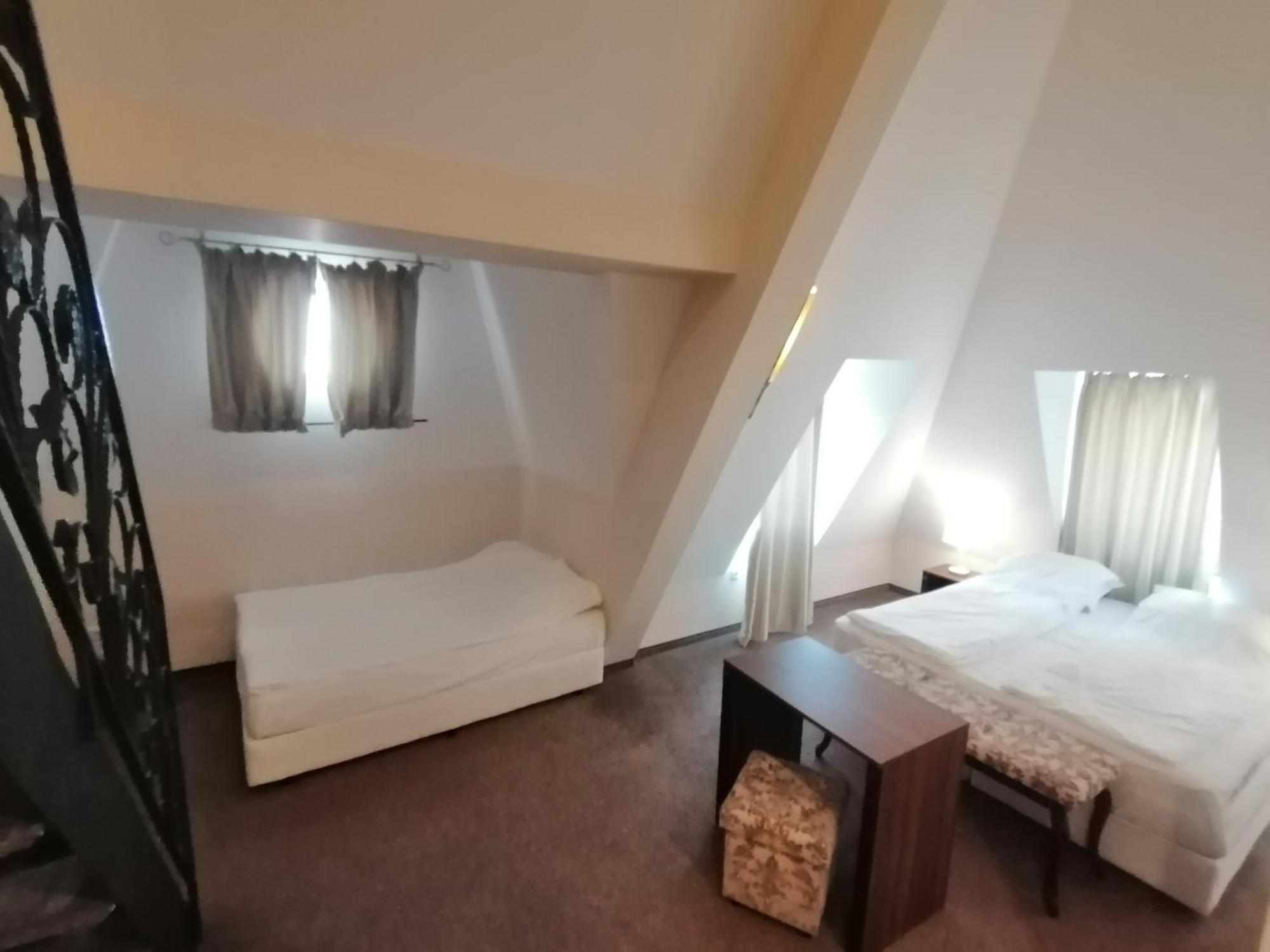 Hotel Aristokrat ออบซอร์ ภายนอก รูปภาพ
