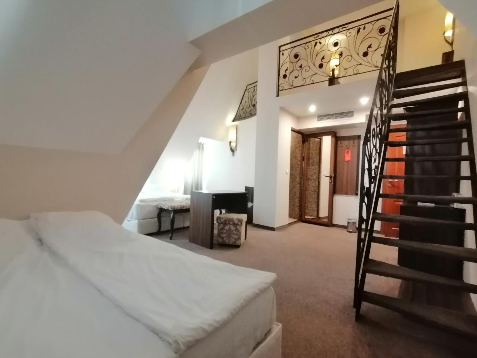 Hotel Aristokrat ออบซอร์ ภายนอก รูปภาพ